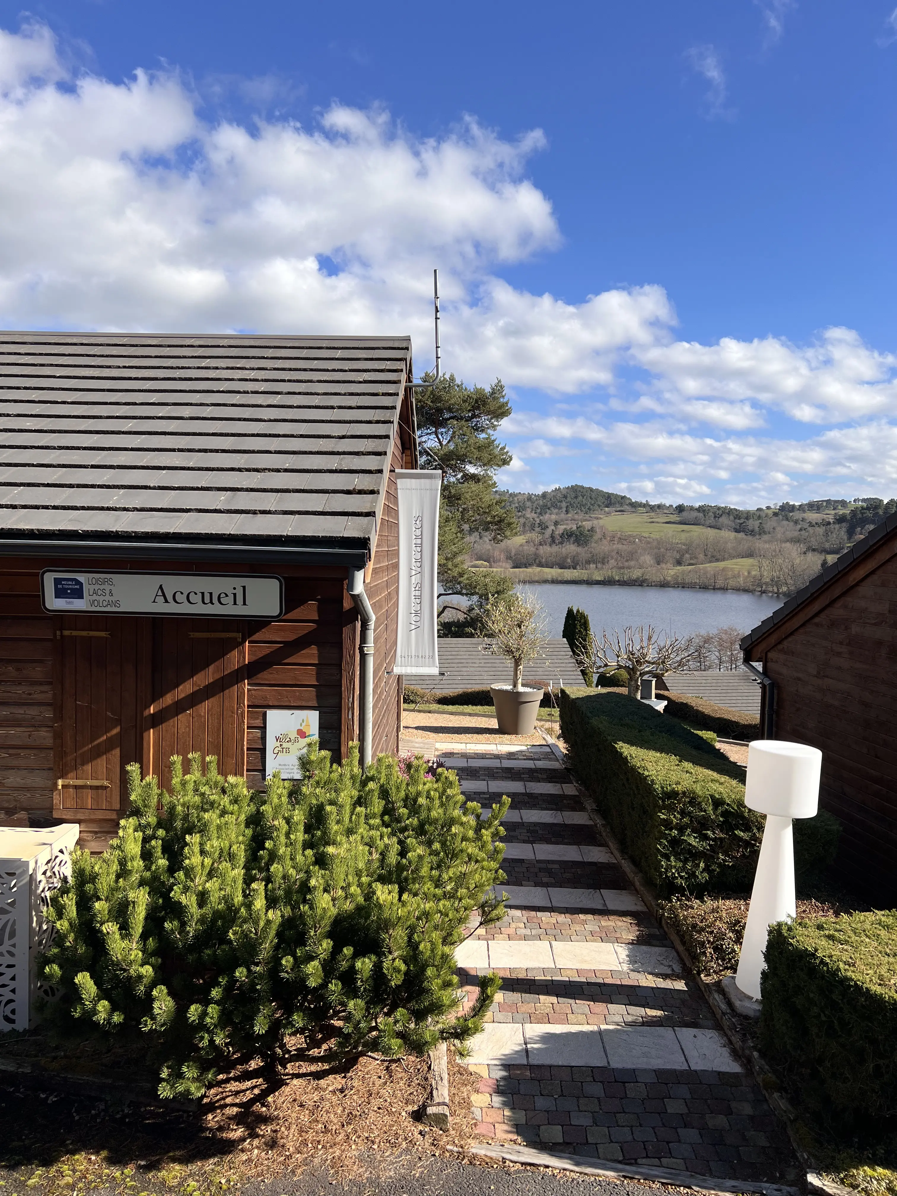 Entree du domaine avec vue sur le lac d'Aydat