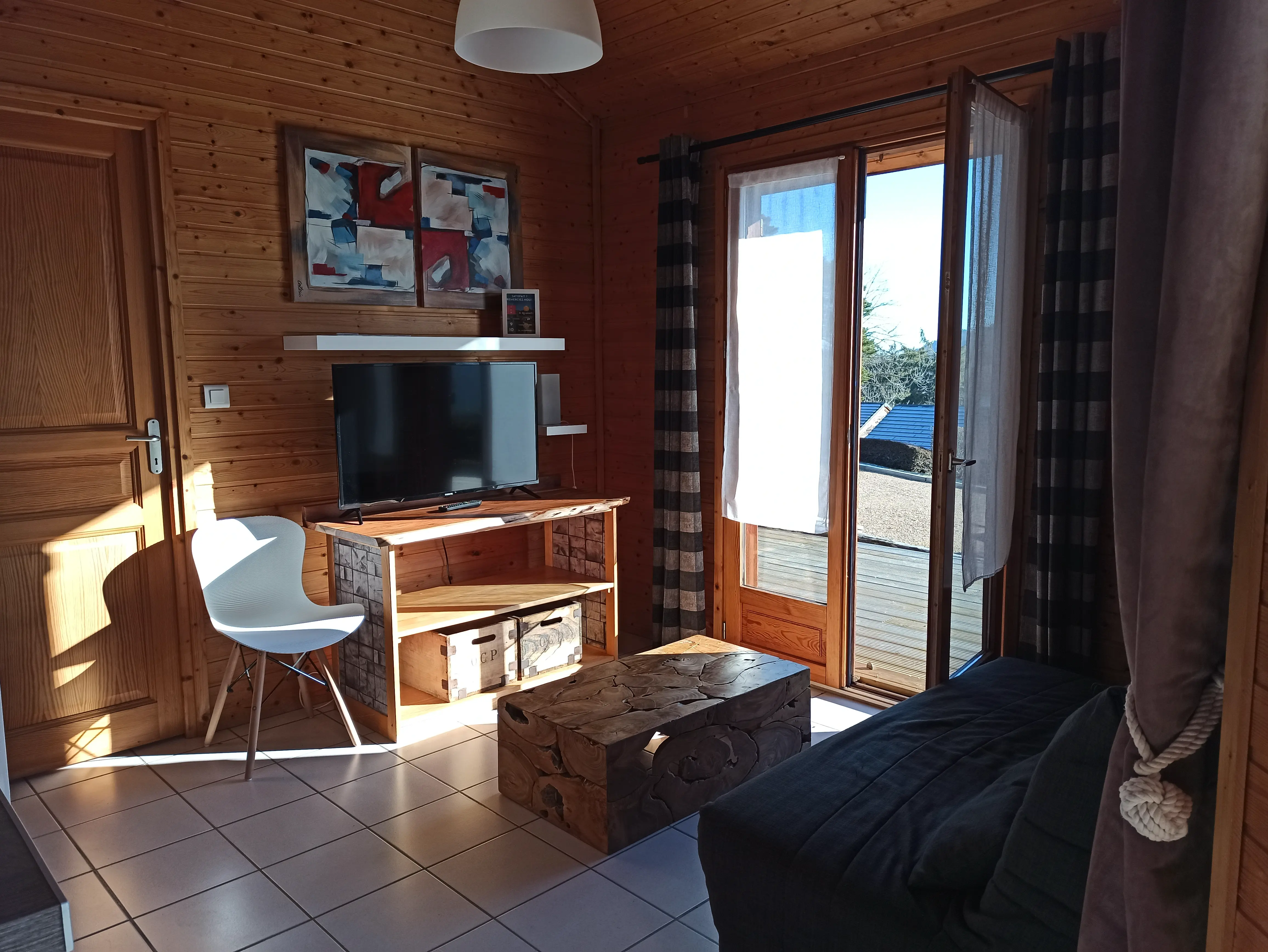 Salon du chalet avec acces terrasse