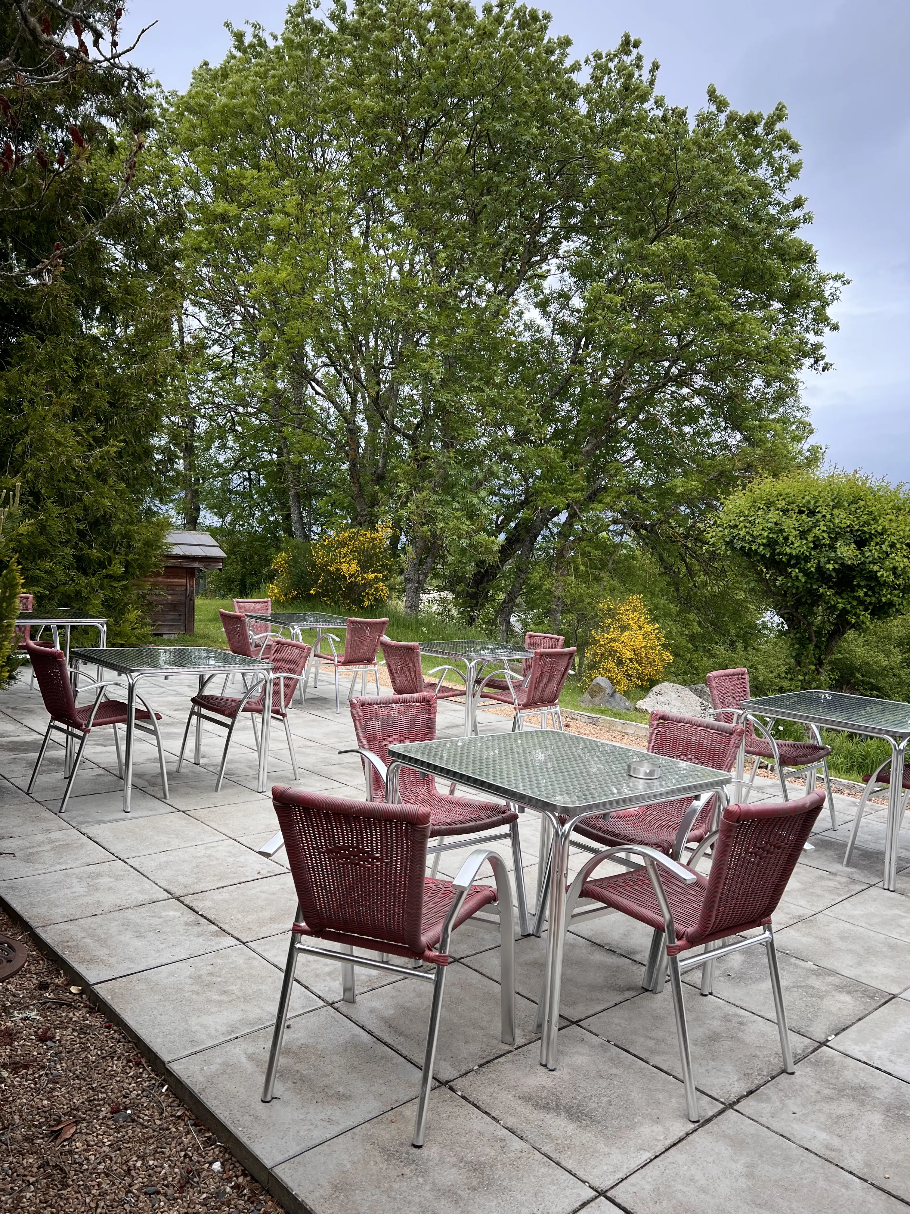 Terrasse avec tables et chaises