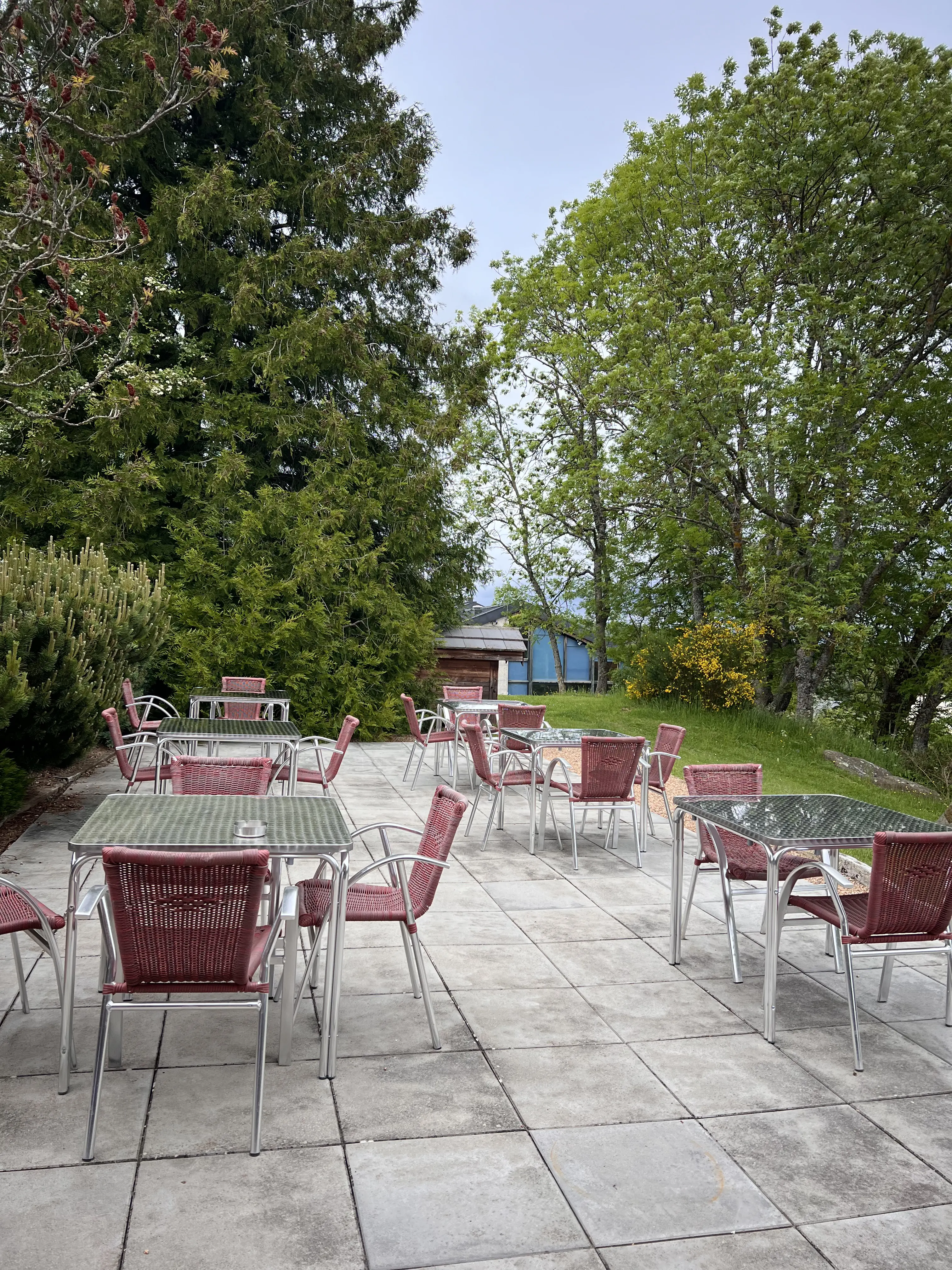 Terrasse privative chalet avec salon de jardin